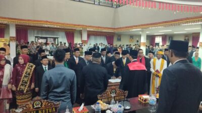Hendry Rosyadi Serahkan Palu Kepemimpinan DPRD Lamsel Ke Erma Yusneli