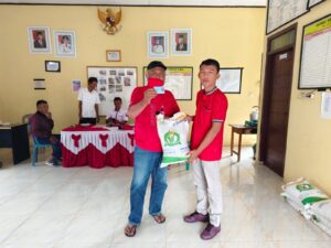 Pekon Tapak Siring Salurkan Beras CPP ke 75 KPM