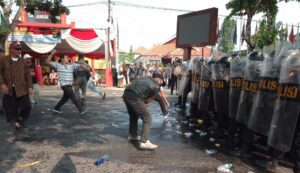 Kericuhan dan Keributan Terjadi di Kantor KPU Kota Metro, Polres Berhasil Halau Pendemo