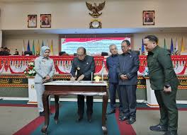 Ketua DPRD Provinsi Lampung dan Pj. Gubernur Lampung Tandatangani Persetujuan Bersama Raperda APBD Tahun 2025