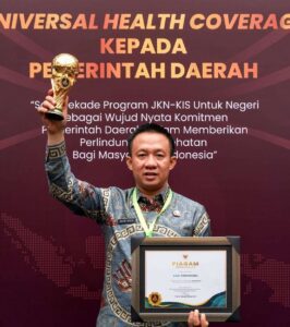 Pj. Bupati Pringsewu Marindo Kurniawan Terima Penghargaan Universal Health Coverage (UHC) 2024