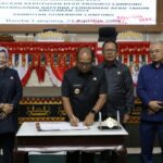 Pj. Gubernur Samsudin dan Pimpinan DPRD Tandatangani Raperda Perubahan APBD Lampung Tahun 2024