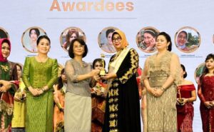 Rektor UMITRA, Armalia Reny, Menerima Penghargaan Internasional, Most Outstanding Women Enterpreneur ASEAN, AWEN Award, di Kamboja