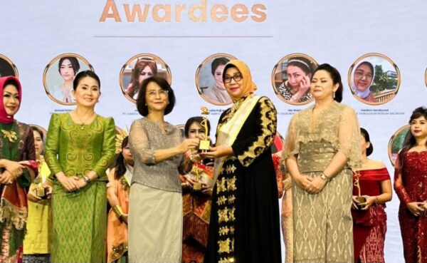 Rektor UMITRA, Armalia Reny, Menerima Penghargaan Internasional, Most Outstanding Women Enterpreneur ASEAN, AWEN Award, di Kamboja