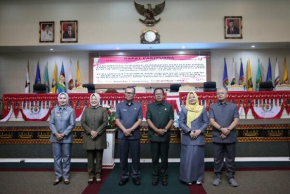 Sekdaprov Serahkan Dokumen Rancangan Perubahan KUA dan PPAS Tahun 2024 serta Rancangan KUA dan PPAS Tahun 2025 kepada Ketua DPRD Mingrum Gumay