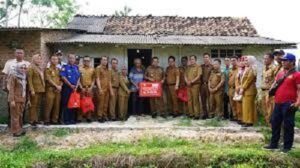 Tekan Angka Kemiskinan Ekstrem, Nanang Ermanto Kembali Serahkan Bantuan Bedah Rumah