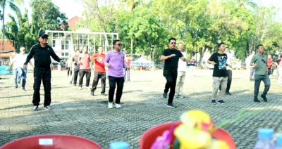 Kampanyekan Hidup Sehat, Sekda Thamrin Senam Bersama ASN