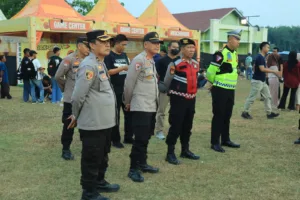 Pastikan Aman Kondusif, Puluhan Personel Gabungan Amankan Konser Musik Tipe X di TulangBawang Barat