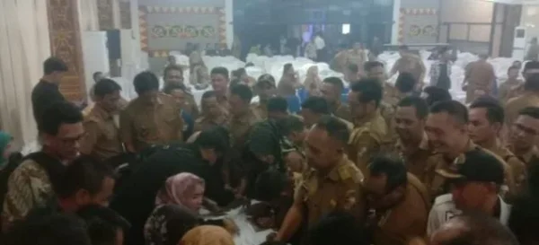Deklarasi Pilkada Damai yang Dilaksanakan Bawaslu di warnai Aksi Puluhan Kades Berebut Amplop