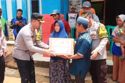 Kapolres Lampung Timur AKBP Benny Prasetya Berikan Bantuan Sosial kepada Korban Bencana Alam di Sukadana Tengah