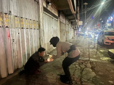 Tak Hanya Patroli, Polwan di Bandar Lampung Bagikan Santap Malam Bagi Warga Yang Membutuhkan