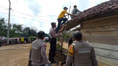 Polsek Tumijajar dan Polsek Tulang Bawang Tengah bersama Warga Gotong Royong Perbaiki Rumah Rusak Akibat Puting Beliung