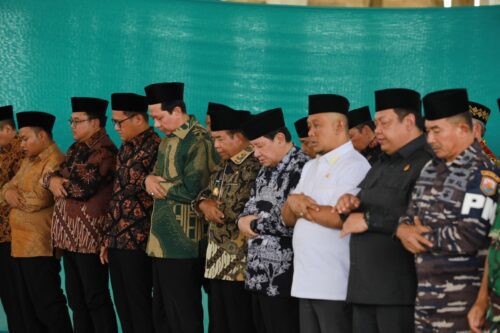 Pj. Gubernur Samsudin Salat Jumat Bersama di Masjid Al-Hijrah Kota Baru
