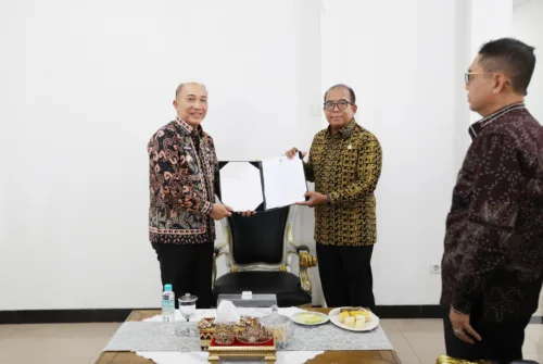 Pj. Gubernur Samsudin Serahkan SK Mendagri tentang Perpanjangan Masa Jabatan Pj. Bupati Tanggamus kepada Mulyadi Irsan