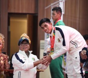 Pj. Gubernur Lampung Kalungkan Medali Emas kepada Atlet Muaythai Lampung Peraih Medali Emas