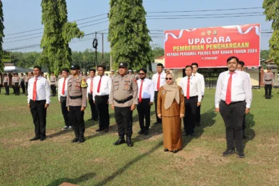 Apel Jam Pimpinan, Kapolres Beri Penghargaan 14 Anggota Polres Way Kanan dan Kepala Kampung