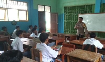 Bhabinkamtibmas Polsek Pugung Berikan Penyuluhan Anti-Bullying di SMA Darul Fikri Pugung