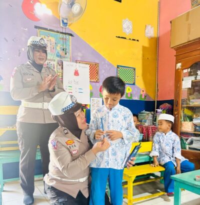 Ops Zebra Krakatau 2024, Sat Lantas Polres Lampung Tengah Berikan Edukasi Tertib Berlalu Lintas kepada Anak TK Kemala Bhayangkari