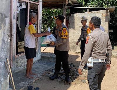 Ops Zebra Krakatau 2024: Kapolres Lampung Tengah Berikan Bansos kepada Masyarakat yang Membutuhkan