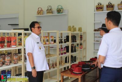 Pj. Bupati Lampung Barat Drs. Nukman, MM., Tinjau Gedung Promosi Sentra Industri Kecil Menengah