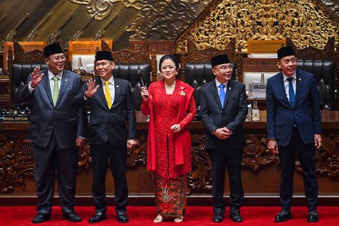 Ketua DPR Puan Mahrani (tengah) bersama Wakil Ketua DPR mengangkat palu pimpinan usai Rapat Paripurna Pemilihan Pimpinan DPR 2024-2029 di Gedung Nusantara II, Jakarta, Selasa (1/10/2024). Foto: ANTARA
