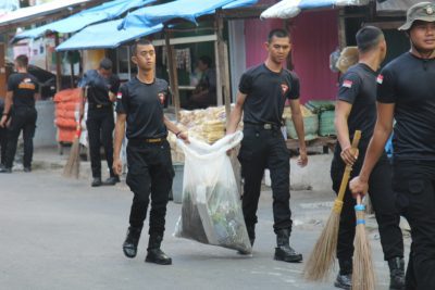 Menyambut HUT Brimob Polri Ke 79, Sat Brimob Polda Lampung Laksanakan Bhakti Sosial Pembersihan Rumah Ibadah dan Pasar