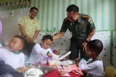 Kodim 0410/KBL Menggelar Dapur Masuk Sekolah di TK II-27 Bandar Lampung