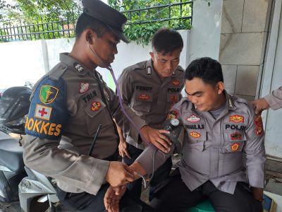Tim Dokkes Polres Metro Cek Kesehatan Personel Pam TPS di Kota Metro