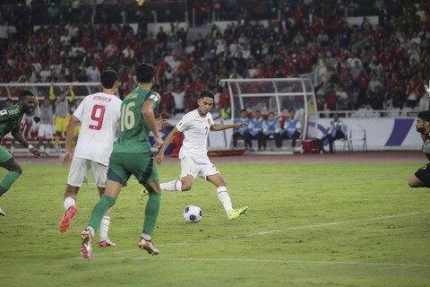 Pemain Timnas Indonesia Marselino Ferdinan beraksi pada lanjutan Ronde 3 Kualifikasi Piala Dunia antara Indonesia vs Arab Saudi di Stadion Utama Gelora Bung Karno, Selasa (19/11/2024). Foto: kumparan