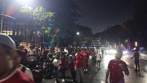 Suasana suporter tinggalkan GBK usai Indonesia menang melawan Arab Saudi, Selasa (19/11/2024). Foto: kumparan