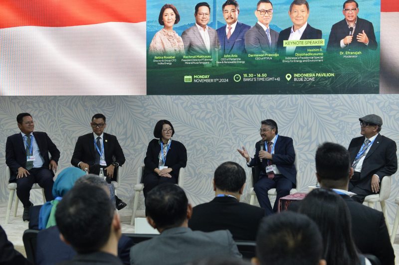 Direktur Utama PLN, Darmawan Prasodjo (kedua dari kiri) bersama Direktur dan CFO Indika Energy, Retina Rosabai (tengah), CEO Pertamina New & Renewable Energy, John Anis (kedua dari kanan), dan Presiden Direktur PT Amman Mineral Nusa Tenggara, Rachmat Makkasau (kiri) menjadi pembicara pada CEO Climate Talks dengan tema "Enhancing Ambition on Renewable Energy" yang dilaksanakan di Indonesia Pavilion, Baku, Azerbaijan pada Senin, (11/11).
