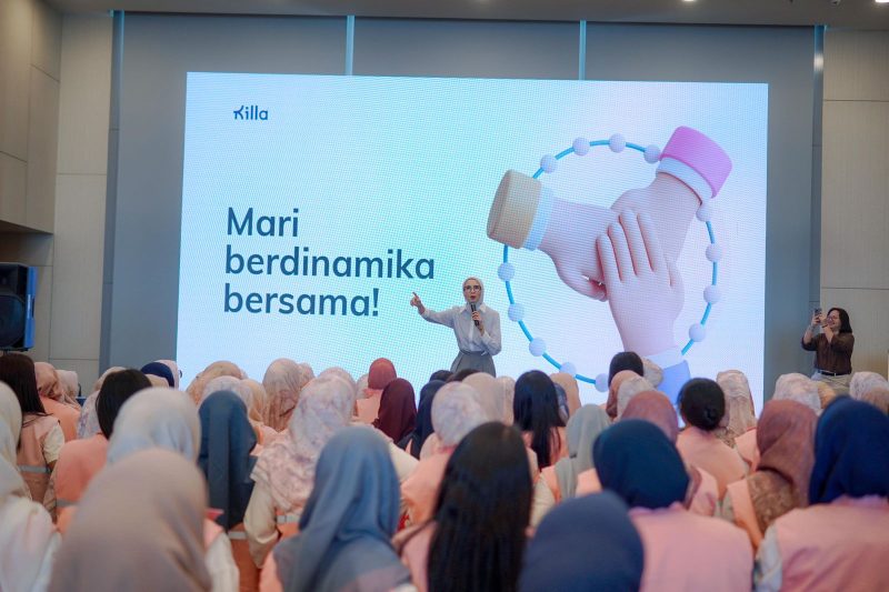 Dea Goesti Rizkita, S.Psi, CPC professional Trainner di bidang Komunikasi dan Psikologi saat memaparkan materinya mengenai Maternal Wall Bias di Hotel Grand Mercure Lampung kepada seluruh Srikandi PLN