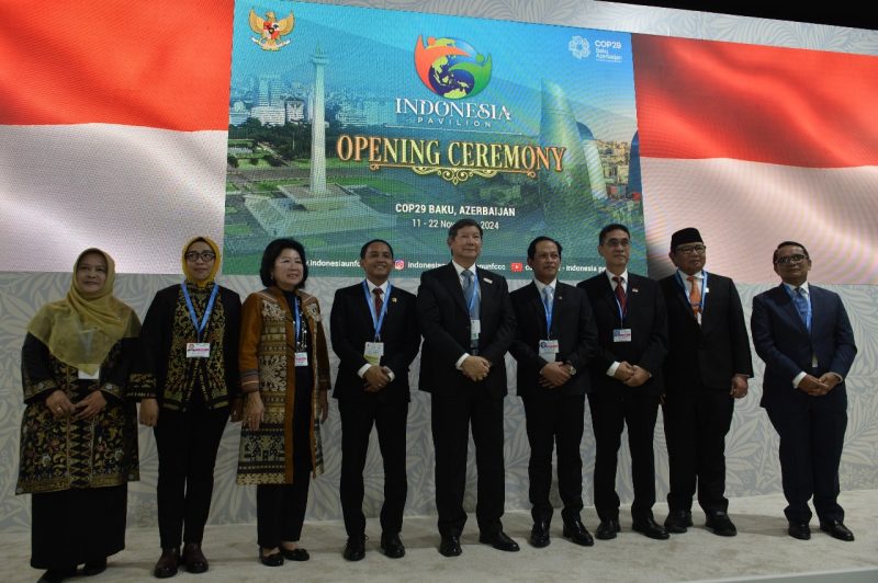 Utusan Khusus Presiden Republik Indonesia untuk kegiatan Konferensi Perubahan Iklim PBB ke-29 (COP29 UNFCCC), Hashim Djojohadikusumo (tengah)