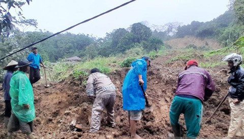 Bencana tanah longsor yang terjadi di Kecamatan Simpenan, Kabupaten Sukabumi, Jawa Barat, Rabu (4/12). Foto: ANTARA