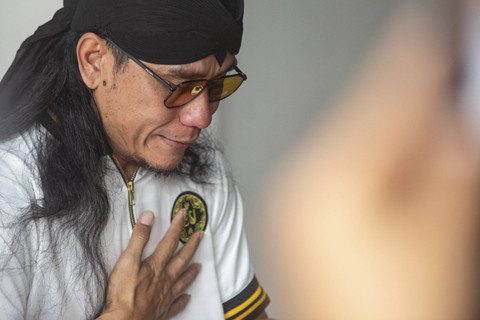 Utusan Khusus Presiden Bidang Kerukunan Beragama dan Pembinaan Sarana Keagamaan, Gus Miftah menyampaikan keterangan pers di Ponpes Ora Aji, Purwomartani, Kalasan, Sleman, D.I Yogyakarta, Jumat (6/12/2024). Foto: ANTARA FOTO