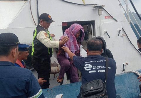 Proses evakuasi penumpang KMP Jagantara yang mengalami kandas di perairan Pulau Kandang Lunik, Bakauheni. Foto : Dok. Humas ASDP