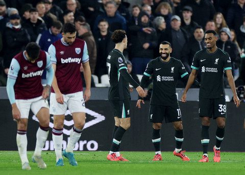 Mohammed Salah mencetak gol saat Liverpool melawan West Ham di London Stadium, Senin (30/12) dini hari WIB. Foto: REUTERS