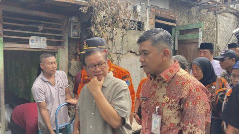 Calon Gubernur Jakarta nomor urut 3, Pramono Anung menyambangi lokasi kebakaran di Jalan Kebon Kacang, Kemayoran Jakarta Pusat, Kamis (12/12/2024). Foto: kumparan