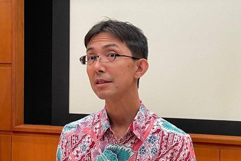 Minister Urusan Ekonomi, Kedutaan Besar Jepang, Hajime Ueda, saat konferensi pers di Kantor Kedutaan Besar Jepang, Selasa (24/12/2024). Foto: Ist