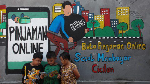 Sejumlah anak membaca bersama di dekat dinding bermural di kawasan Tempurejo, Surabaya, Jawa Timur, Selasa (7/9). Foto: Ist
