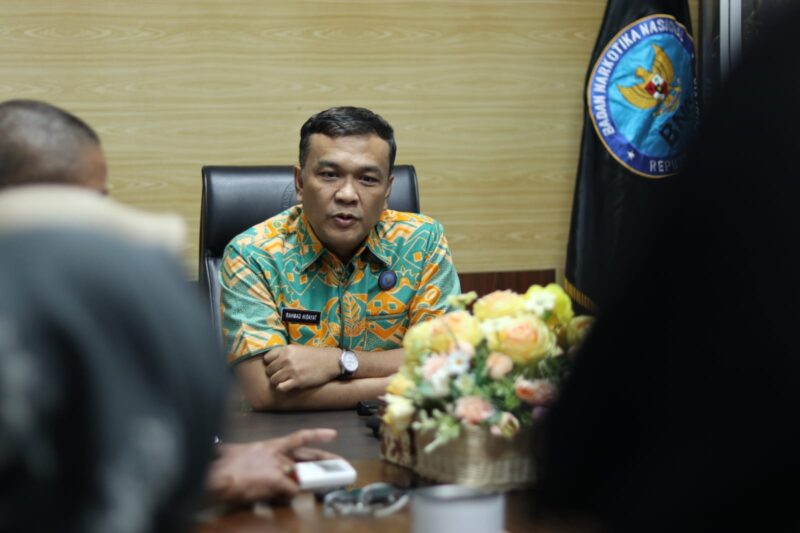 Capaian Kinerja tahun 2024, BNNK Lamsel Lampaui Target Pemberantasan Narkoba KALIANDA - Badan Narkotika Nasional Kabupaten (BNNK) Lampung Selatan (Lamsel), mencatat berbagai pencapaian dan telah menunjukkan hasil yang signifikan sepanjang tahun 2024. Kepala BNNK Lampung Selatan, AKBP Rahmad Hidayat, S.E., M.M., menyatakan, bahwa upaya pencegahan, dan pemberantasan penyalahgunaan narkoba (P4GN) berhasil menjangkau hampir di seluruh desa yang berada di Bumi Khagom Mufakat. "Rayonisasi kita meliputi Kabupaten Lampung Selatan, Pesawaran, dan Bandar Lampung. Dan kami telah memaksimalkan semua program, baik komunikasi, informasi dan edukasi (KIE) juga sosialisasi kepada seluruh lapisan masyarakat," ujarnya, Selasa (24/12/2024) saat ditemui di ruang kerjanya. Sedangkan untuk Layanan Tim Asesmen Terpadu (TAT), lanjut AKBP Rahmad Hidayat, mencatat kinerja positif dengan melayani 87 orang di sepanjang tahun 2024, mengalami lonjakan hampir lima kali lipat dari tahun 2023 yang hanya sebanyak 18 orang. "Untuk program Desa Bersih Narkoba atau Desa Bersinar juga memiliki peningkatan, ditahun 2023 terdapat 2 desa, dan di tahun ini kita juga mengalami kenaikan sebanyak 3 Desa," ungkapnya. Mantan Penyidik Direktorat Narkoba Polda Lampung itu juga berharap, kepada Pemerintah Daerah (Pemda), DPRD Kabupaten Lampung Selatan, tokoh adat, tokoh masyarakat dan pemuda, dan seluruh stakeholder untuk memberikan dukungan serta bersama-sama perangi dan berantas narkoba menuju Indonesia Bersih Narkoba dan Indonesia Emas tahun 2045. "Mari kita perangi narkoba hingga ke akar-akarnya, bagi yang belum terpapar jauhi narkoba, dan bagi yang telah terpapar untuk bisa mengajukan rehabilitasi ke BNNK Lampung Selatan, tidak dipungut biaya atau gratis, dengan arti atas kesadaran diri dan tidak dipidana," terangnya. Orang nomor satu di BNNK yang terpusat di Jalan Lintas Sumatera, Desa Agom, Kecamatan Kalianda itu juga menjelaskan, ada tiga jaminan yang di prioritaskan bagi yang telah terpapar dan dengan kesadaran diri mengajukan Rehabilitasi, yakni jaminan tidak dipungut biaya, jaminan kerahasiaan identitas diri, dan jaminan tidak disangkut pautkan masalah hukum. "Sekali lagi saya berpesan kepada masyarakat yang belum terpapar agar menjauhi narkoba, dan yang telah terpapar segera datang ke BNNK Lampung Selatan untuk bisa dilakukan asesmen, baik rawat inap maupun rawat jalan," tegasnya. "Dan kita juga mengucapkan terima kasih kepada Pemerintah Daerah Lampung Selatan, DPRD Kabupaten Lampung Selatan, Stakeholder, Kepala Desa dan Aparatur Desa, serta pihak Swasta, yang telah mendukung program BNNK Lampung Selatan, dimana kita diminta untuk menjadi nara sumber penyuluhan dalam memerangi narkoba," pungkasnya.(HumasBNNKLS)