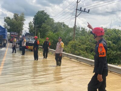 Quick Respon, Regu SAR Brimob Kompi 2B Pelopor Melaksanakan Siaga Banjir