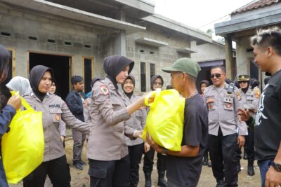 Polda Lampung dan Mahasiswa Gelar Baksos, Polwan Turun Langsung Bantu Korban Banjir di Pesawaran