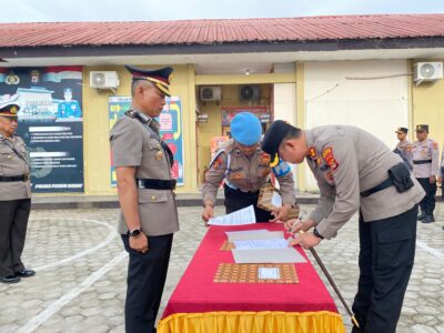 Kapolres Pesisir Barat Pimpin Upacara Serah Terima Jabatan Kabag Ops dan Kapolsek