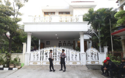 Petugas kepolisian berjaga saat KPK melakukan penggeledahan rumah Sekjen PDI Perjuangan Hasto Kristiyanto di Bekasi, Jawa Barat, Selasa (7/1/2025). Foto: Ist