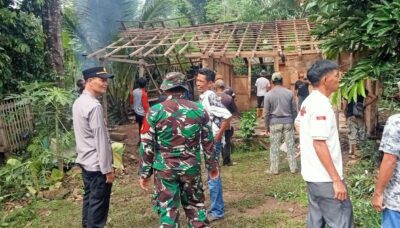 Polres Tanggamus Bersama Warga Mulai Bedah Rumah Surtini
