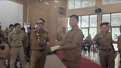 Bupati Way Kanan Serahkan Perbup Tentang Tapal Batas Kampung kepada Kepala Kampung Se-Kabupaten Way Kanan