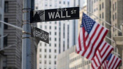 Wall Street Ditutup Melemah Pasca Pengumuman Trump Tentang Tarif Baru dan Data Ekonomi Lemah