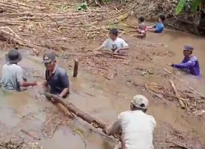 Warga Dusun Sebalang Gotong Royong Bersihkan Sampah Pasca Banjir