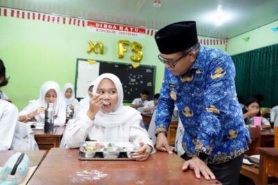 Pj Gubernur Lampung Tinjau Program Makan Bergizi Gratis di Sekolah, Dukung Generasi Sehat dan Cerdas